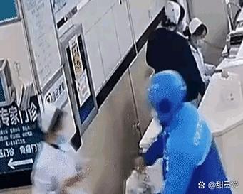 突然,護士叫住了他,外賣小哥一驚,以為外賣出了問題,然而護士只是很